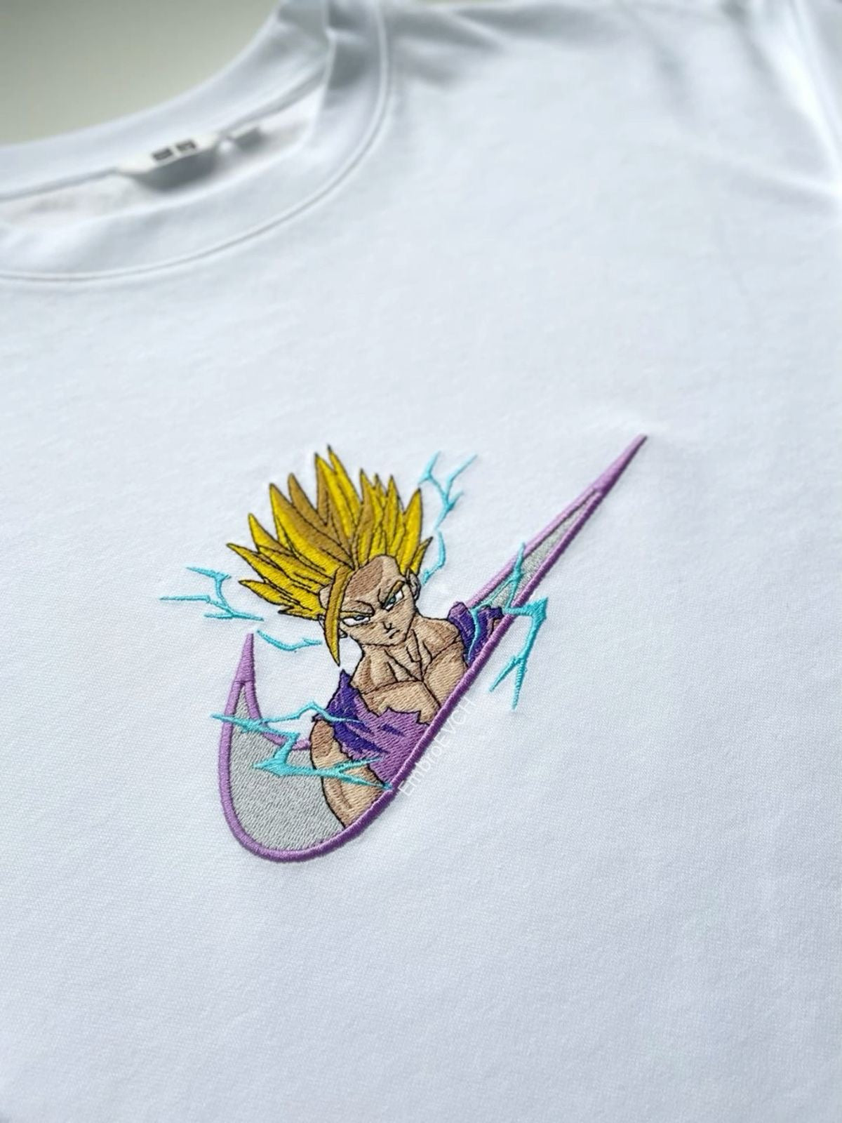 Anime Bestickter Pullover