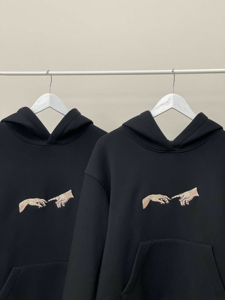 Pullover „Die Erschaffung Adams“ – Zwei Hände Stickerei | Michelangelo Inspired Streetwear