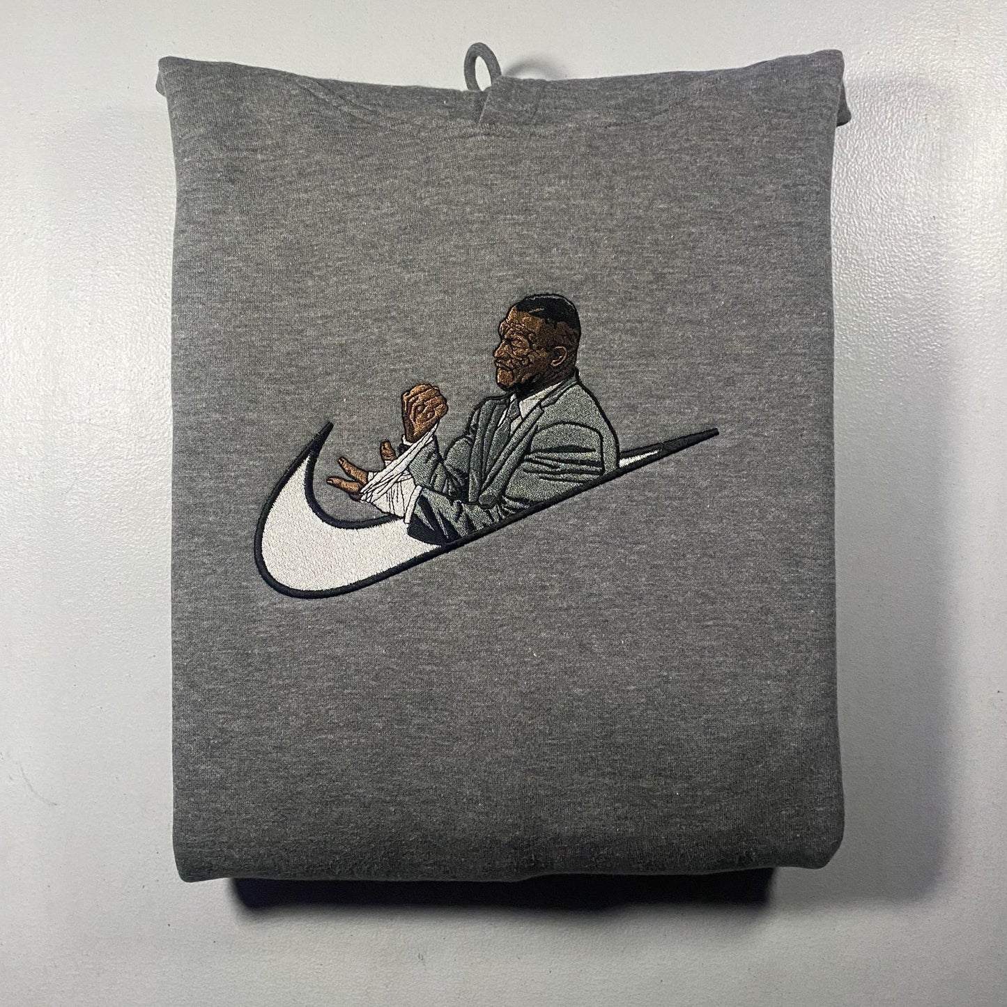 Mike Tyson Swoosh Bestickter Pullover